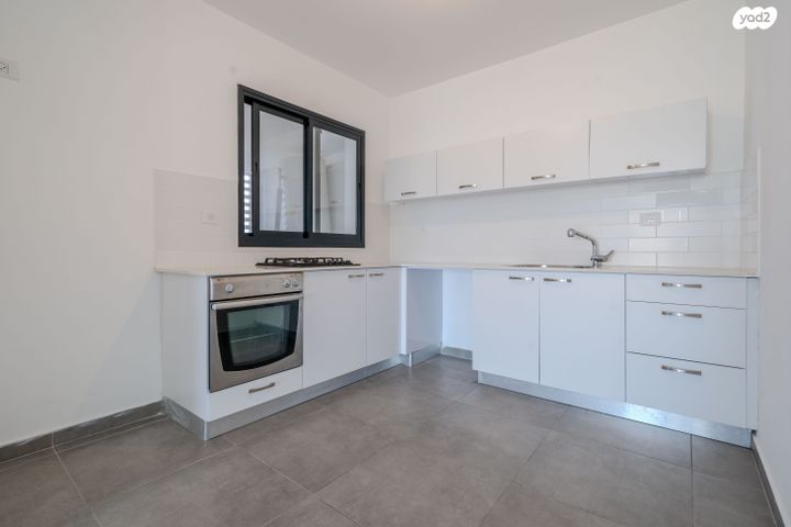 דירה, דרך ארץ 72, הפרחים, חריש