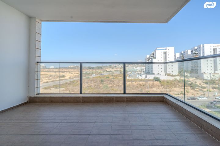 דירה, דרך ארץ 72, הפרחים, חריש