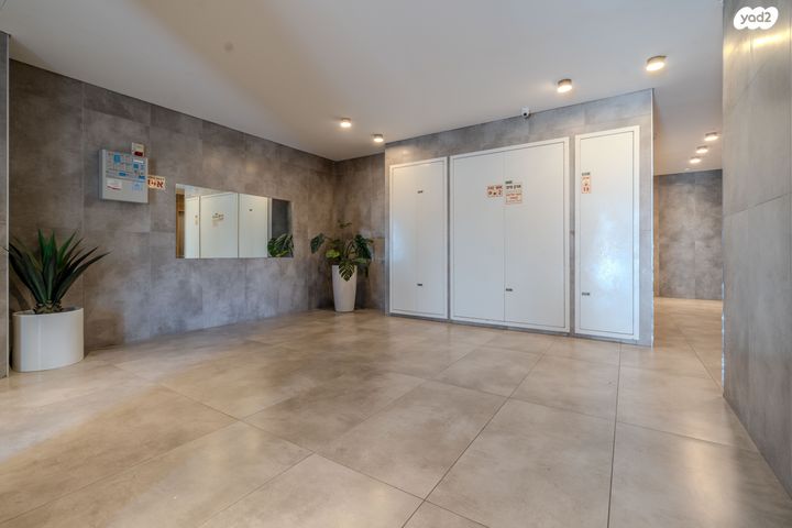 דירה, דרך ארץ 72, הפרחים, חריש