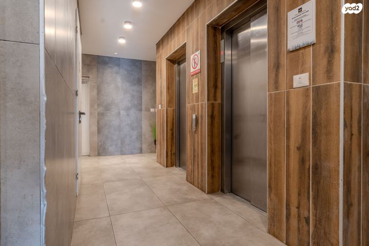 דירה, דרך ארץ 72, הפרחים, חריש