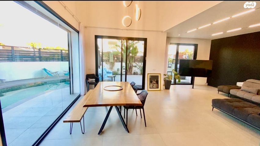 דירה, נחל כזיב, הנחלים, כפר יונה