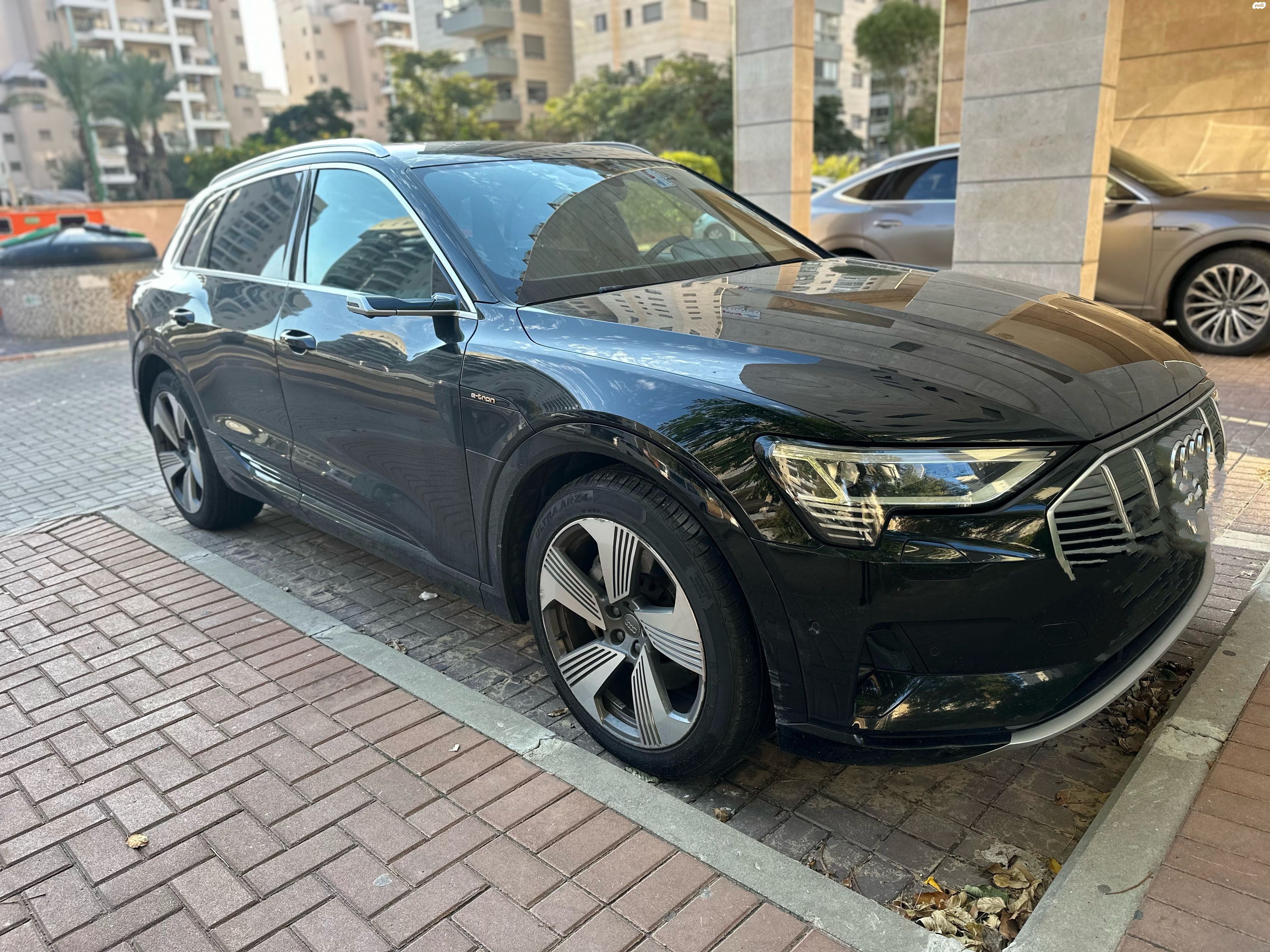 מודעת רכב אאודי E-tron