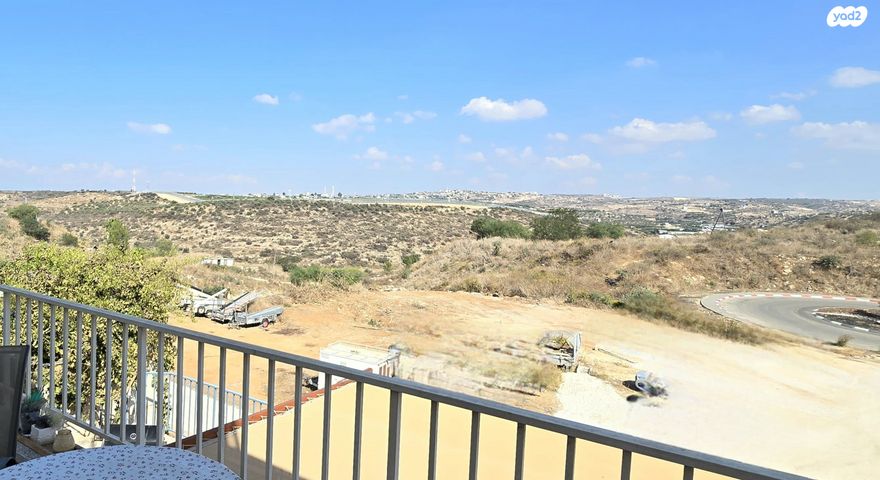 דו משפחתי, אורנית