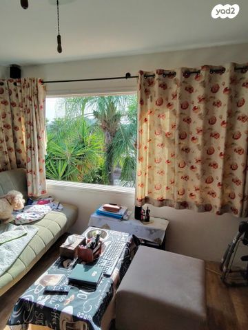 דו משפחתי, אלפי מנשה