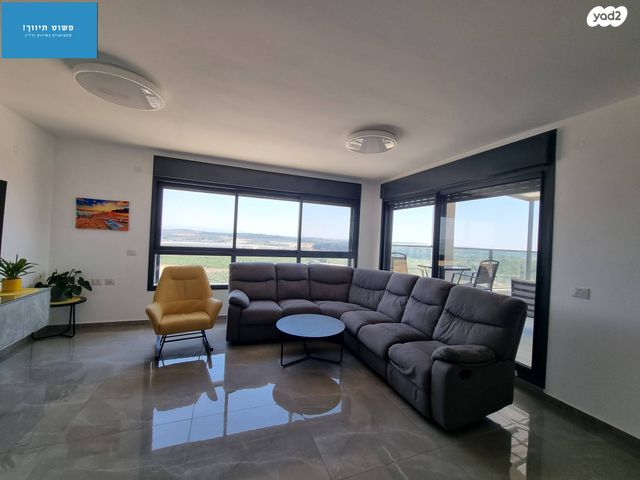 גג/ פנטהאוז, נרקיס, הפרחים, חריש