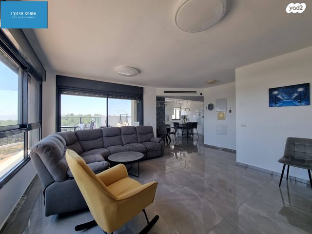 גג/ פנטהאוז, נרקיס, הפרחים, חריש