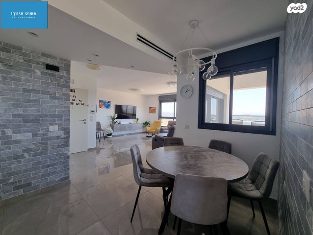 גג/ פנטהאוז, נרקיס, הפרחים, חריש