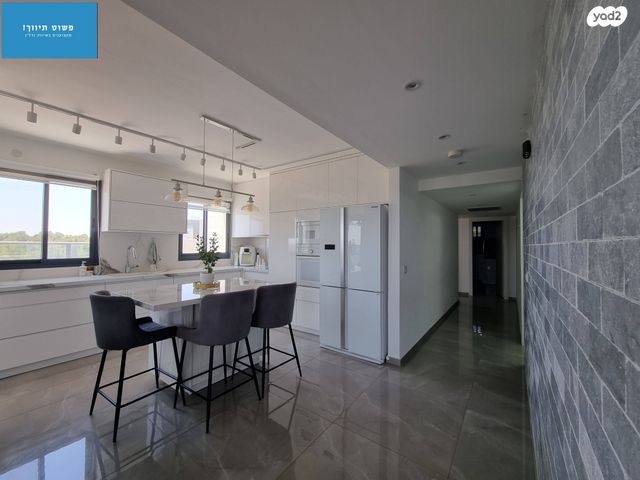 גג/ פנטהאוז, נרקיס, הפרחים, חריש