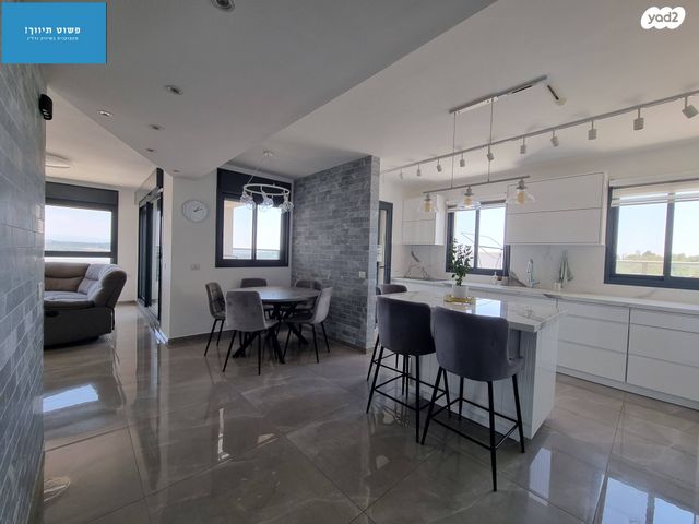 גג/ פנטהאוז, נרקיס, הפרחים, חריש