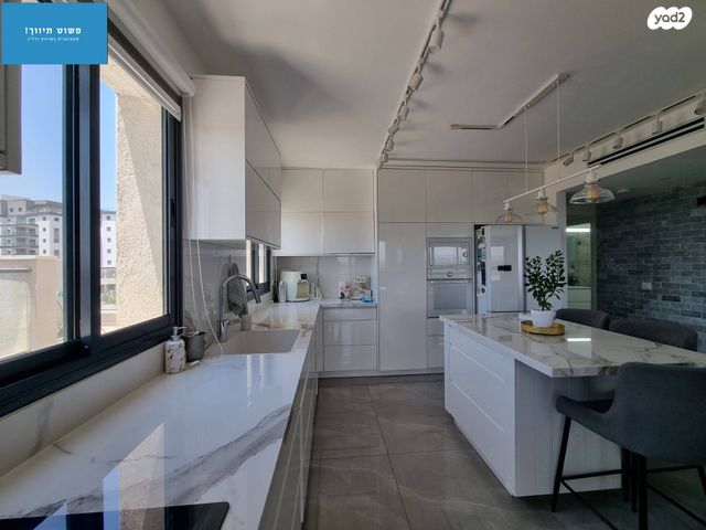 גג/ פנטהאוז, נרקיס, הפרחים, חריש