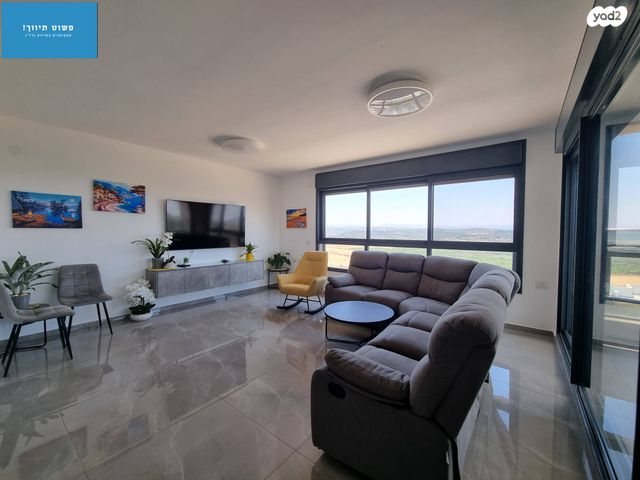 גג/ פנטהאוז, נרקיס, הפרחים, חריש