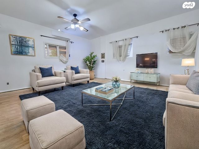 דירה, יגאל אלון, הרצליה