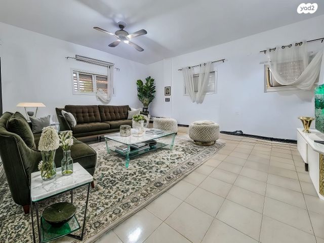 דירה, יגאל אלון, הרצליה