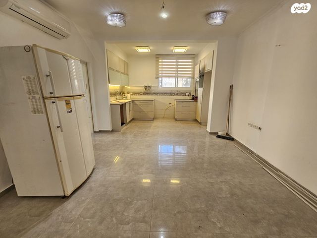 דו משפחתי, אייר, עזרא, הארגזים, תל אביב יפו