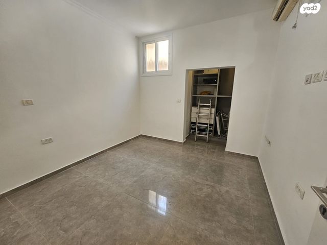 דו משפחתי, אייר, עזרא, הארגזים, תל אביב יפו