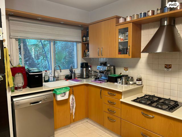 דו משפחתי, אלפי מנשה