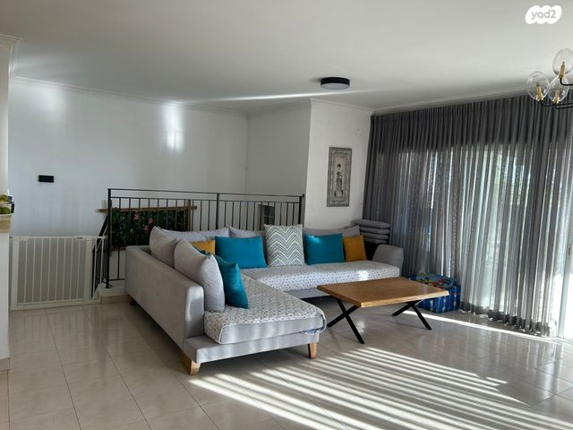 דו משפחתי, אלפי מנשה