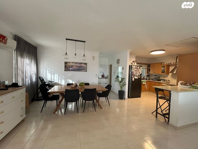 דו משפחתי, אלפי מנשה