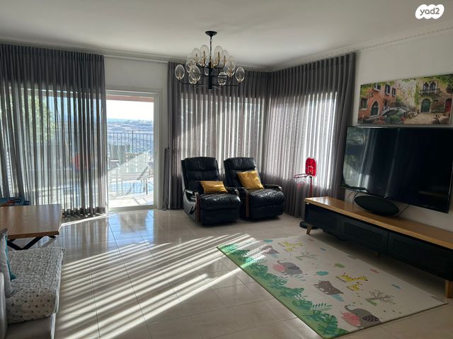 דו משפחתי, אלפי מנשה