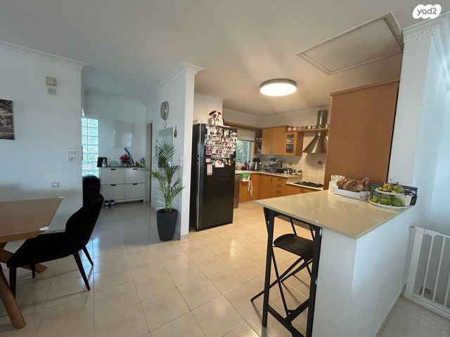 דו משפחתי, אלפי מנשה