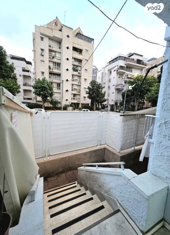 דו משפחתי, אריה בן אליעזר 38, נווה יהושע, ערמונים, רמת גן