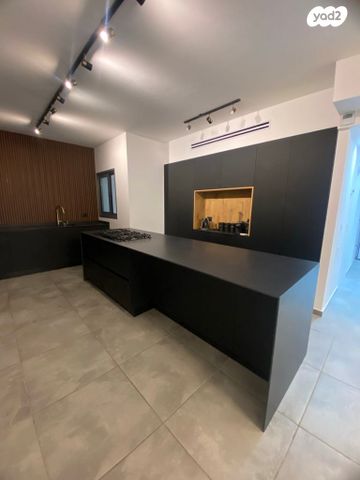 דירת גן, גן יבנה מערב, גן יבנה