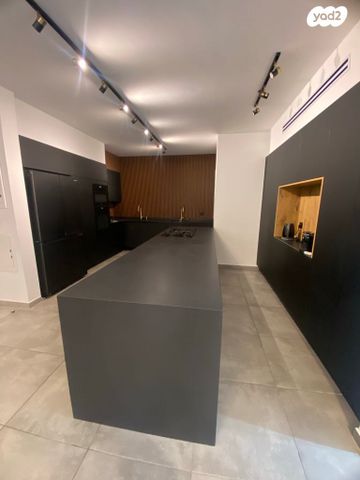 דירת גן, גן יבנה מערב, גן יבנה