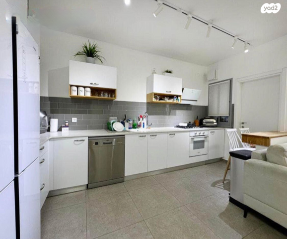 דירה, עוזי חיטמן, נאות אפק, אפקה, קרית ביאליק