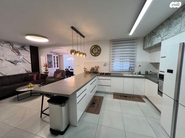 דירת גן, יוסף אבו, נתיבות מערב, נתיבות