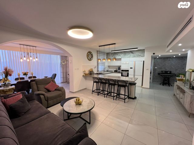 דירת גן, יוסף אבו, נתיבות מערב, נתיבות