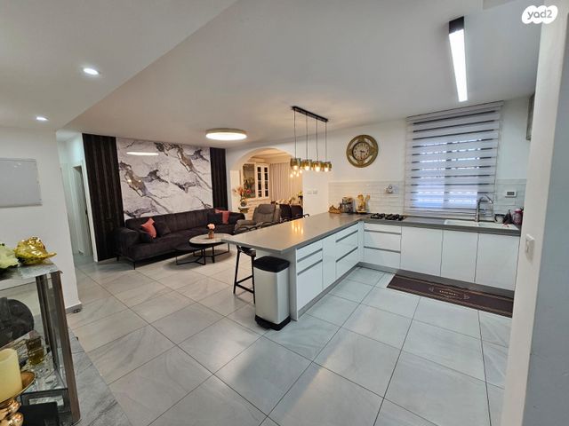 דירת גן, יוסף אבו, נתיבות מערב, נתיבות