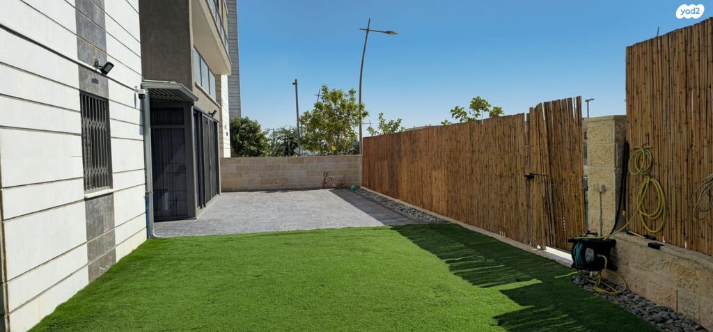 דירת גן, יוסף אבו, נתיבות מערב, נתיבות