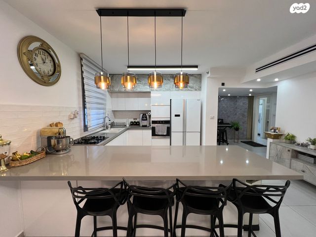 דירת גן, יוסף אבו, נתיבות מערב, נתיבות