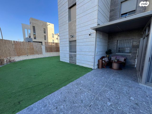 דירת גן, יוסף אבו, נתיבות מערב, נתיבות