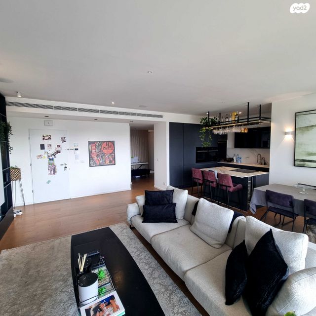 דירה, אריק איינשטיין, הרצליה ב', הרצליה