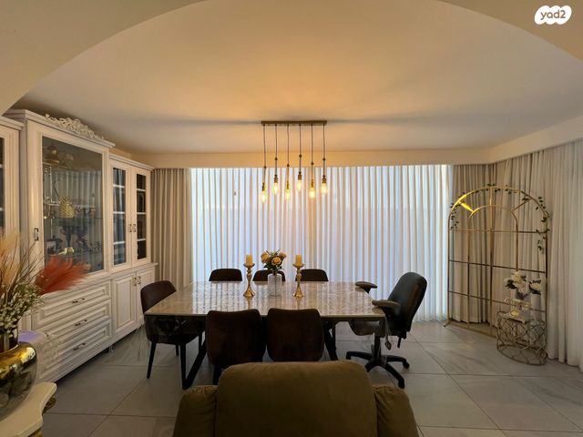 דירת גן, יוסף אבו, נתיבות מערב, נתיבות