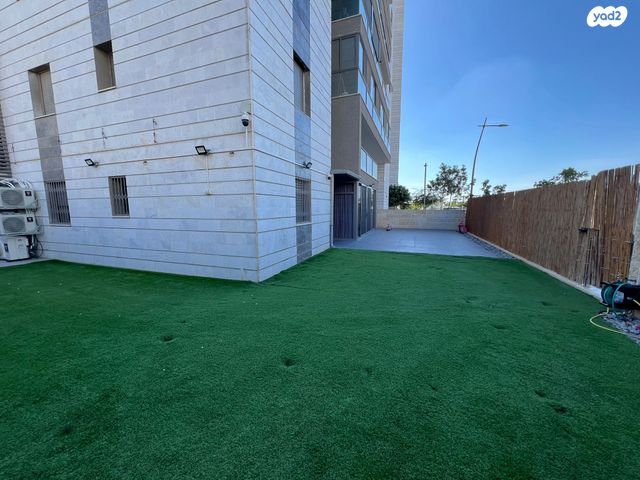 דירת גן, יוסף אבו, נתיבות מערב, נתיבות