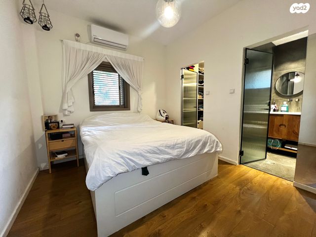 דירה, אברהם קרן, כפר סבא