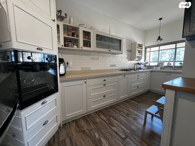 דירה, אברהם קרן, כפר סבא