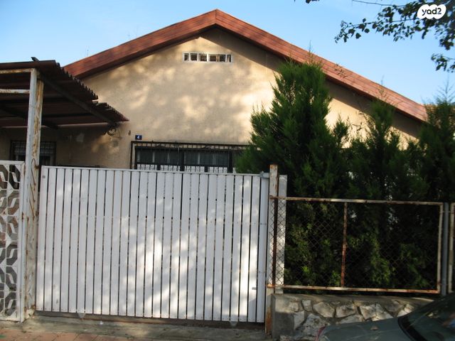 עזרא ונחמיה 4