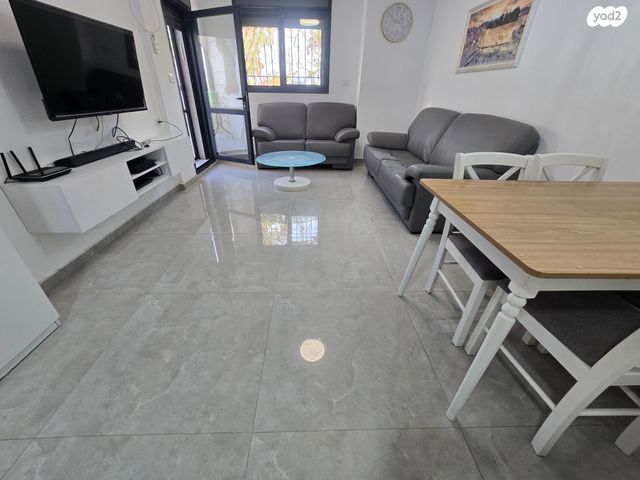 דירה, כלי שיר, מעלה אדומים