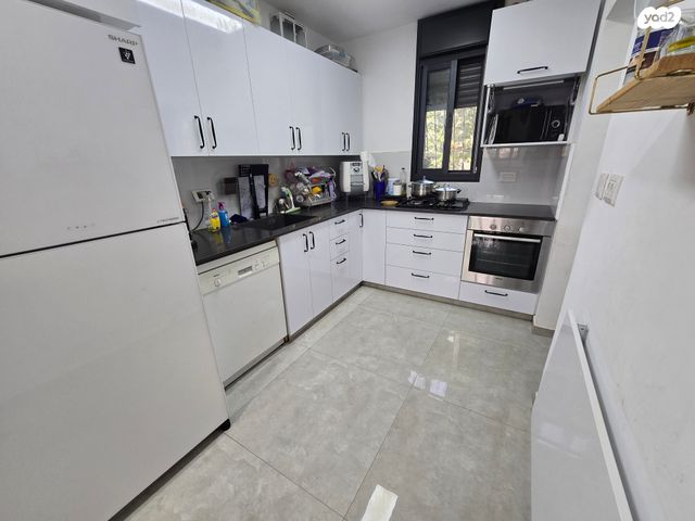 דירה, כלי שיר, מעלה אדומים