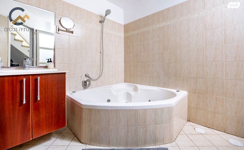 בית פרטי/ קוטג', מתחם 19 - 20 (מתחם הפרחים), הוד השרון