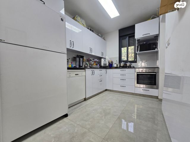 דירה, כלי שיר, מעלה אדומים