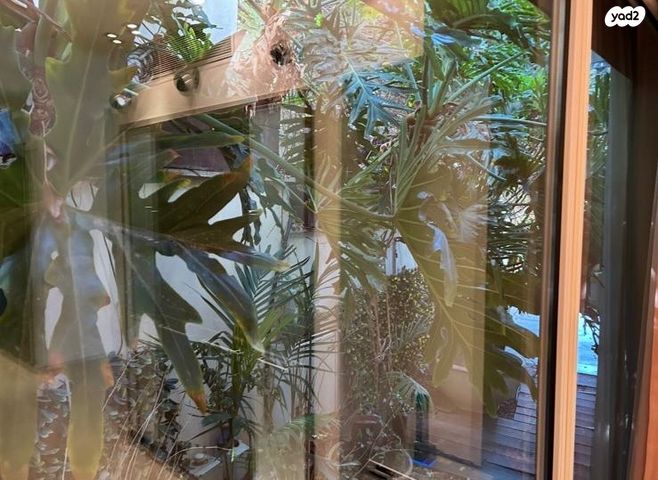 דו משפחתי, הפועל המזרחי א', שיכון א', בני ברק