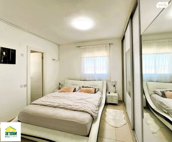 דירה, נחל פולג, צור יצחק