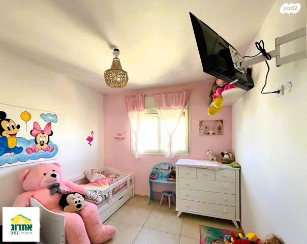 דירה, נחל פולג, צור יצחק