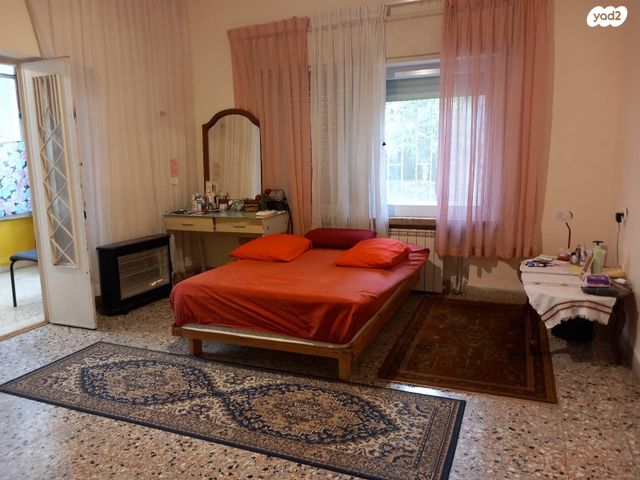 דירת גן, קאעב בן זוהיר, בית חנינא, ירושלים