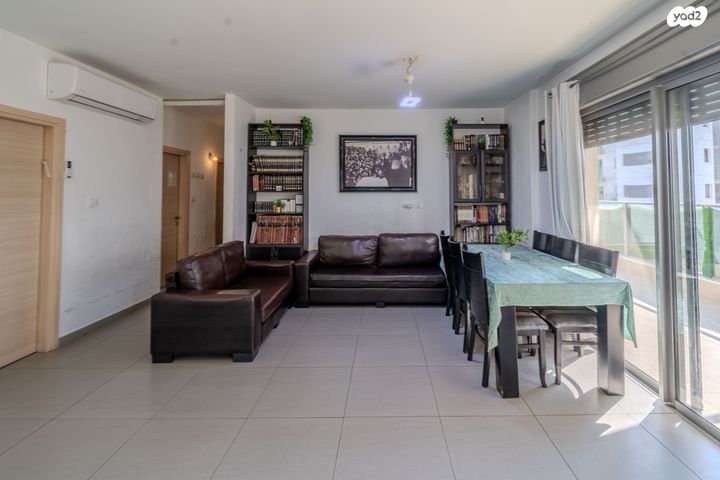 דירה, כלנית 11, הפרחים, חריש