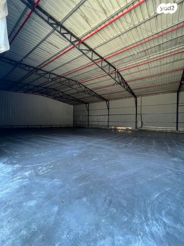 מבני תעשיה, אמונים